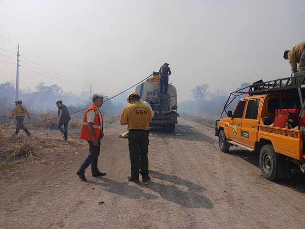 Instituciones del Estado y bomberos voluntarios cooperan para combatir incendios forestales en zonas del Chaco - .::Agencia IP::.