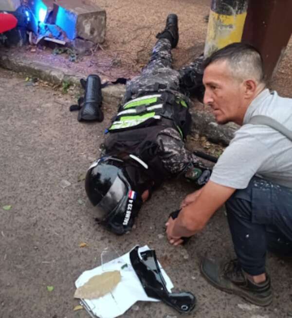 Video: colectivo de la Línea 27 atropella a efectivos del Grupo Lince - Policiales - ABC Color