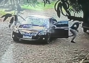 Con pistola en mano, joven atropelló la casa de su exnovia y terminó detenido - Noticiero Paraguay