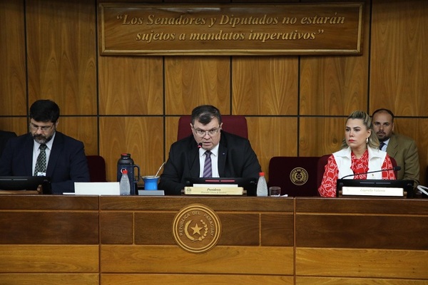 Fiscalía investiga solo 18 causas de 64 denuncias presentadas por la CGR