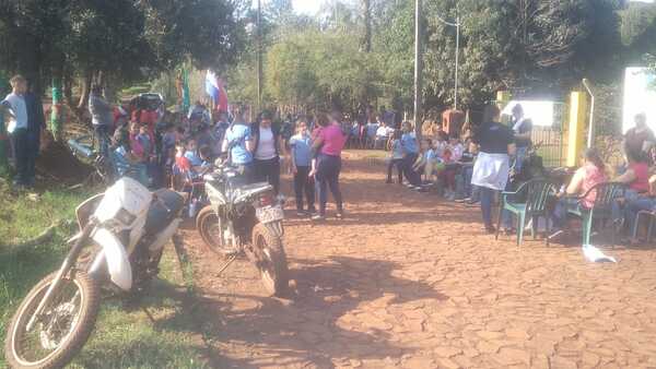 Padres y alumnos protestan por falta de rubros en escuela de Carlos A. López