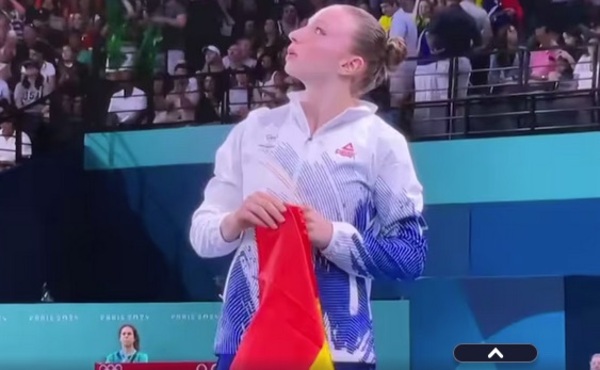 [VIDEO] ¡Muy cruel! Festejó por lograr la medalla de bronce, pero se la quitaron
