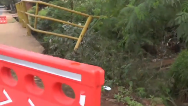 Precaria baranda de seguridad expone a transeúntes y conductores a caer al arroyo Capiatá