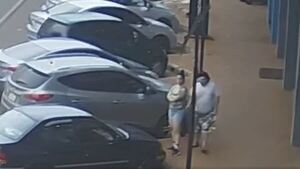 Depravado le tocó la nalga en la calle y todo quedó grabado