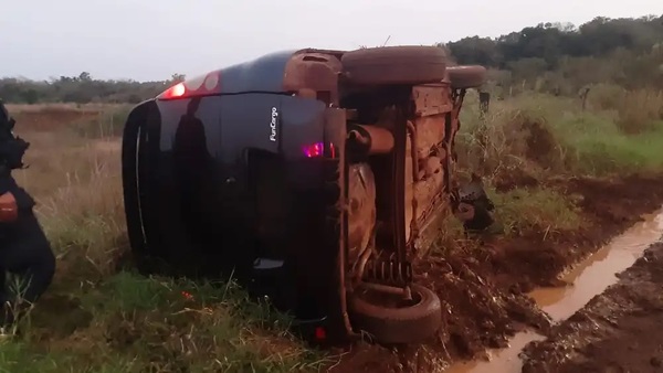Dos detenidos en Itapúa tras robo de auto, persecución y vuelco