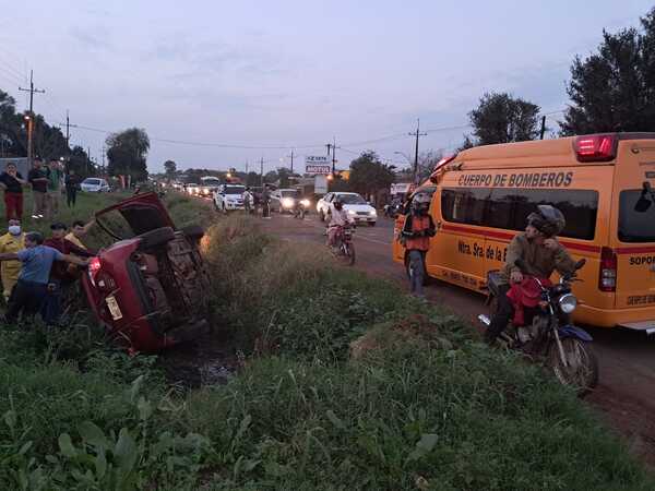Conductora y sus hijas menores se salvan de milagro en accidente sobre Ruta PY06