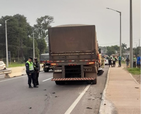 ¡Terrible! Camión frenó por un motoqueiro