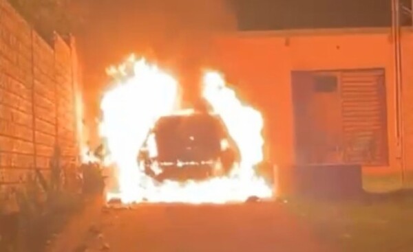 Automóvil se incendió por completo en el patio de una vivienda