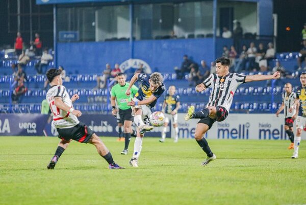 Polémico gol en tiempo agregado salva al campeón de una derrota