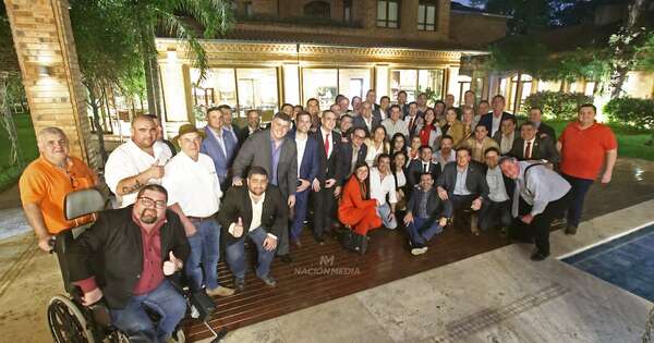 La Nación / Parlamentarios visitan a Cartes y le brindan su respaldo