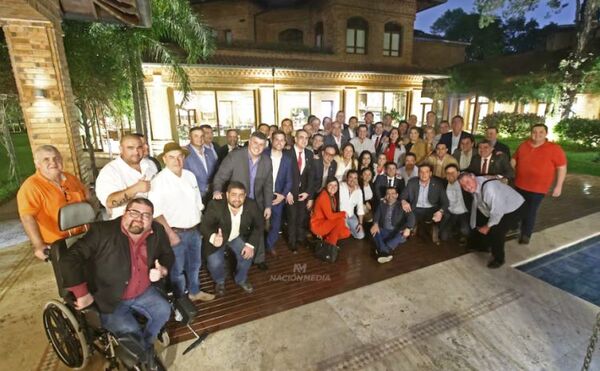 Parlamentarios visitan a Cartes y le brindan su respaldo