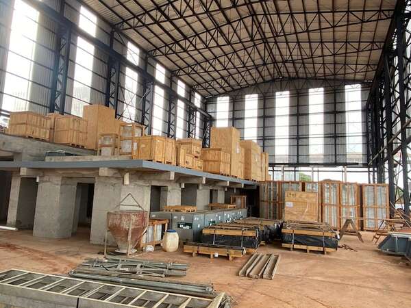 Costoso tren de molienda de Petropar está en cajas en un tinglado de Troche - Economía - ABC Color