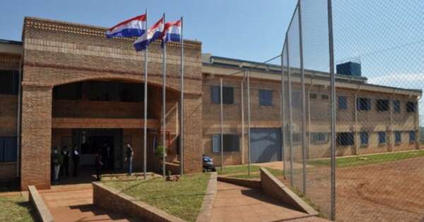 La Nación / Cárcel de Misiones: el día que 35 reos saltaron la muralla y tomaron la calle