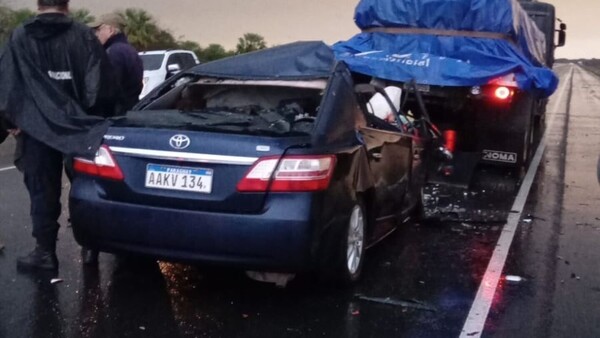 Ñeembucú: Terrible choque entre camión y automóvil deja dos muertos