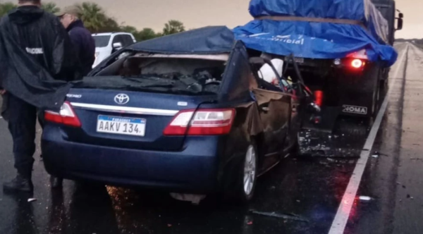 Fatal accidente en Ñeembucú: dos personas mueren en choque entre camión y automóvil