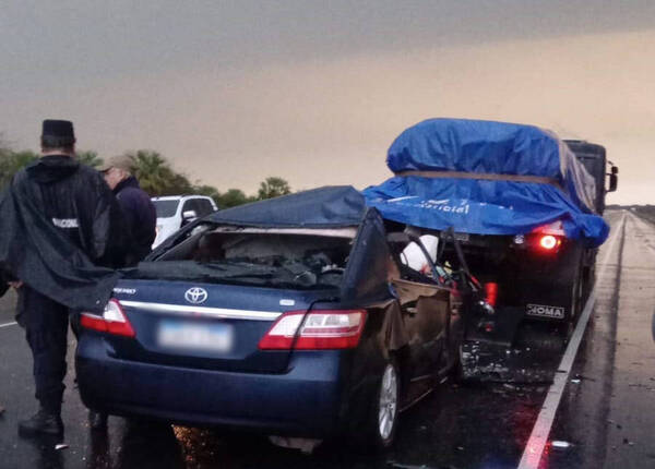 Terrible accidente fatal: auto entró por un camión y se estima que habría dos fallecidos