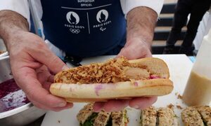 París 2024: ¿A qué nadador le sirvieron pescado con gusanos?