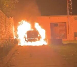 Automóvil se reduce a cenizas tras incendio