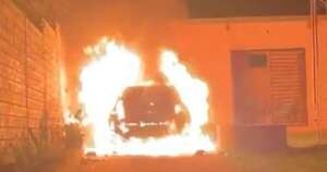 Diario HOY | Vehículo se incendia por completo en el patio de una vivienda en CDE