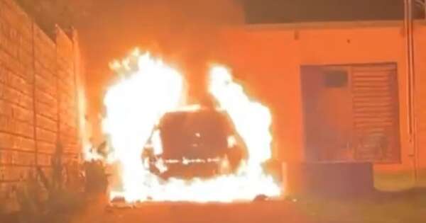 Diario HOY | Vehículo se incendia por completo en el patio de una vivienda en CDE