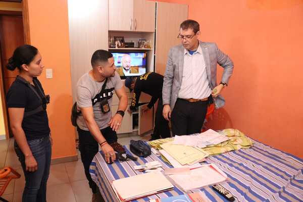 Detienen a presuntos estafadores que vendían cesión de derechos apócrifos - PDS RADIO Y TV