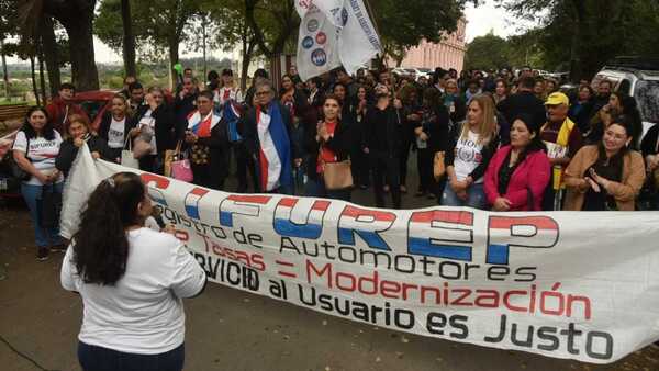 Funcionarios registrales se manifiestan por mejora salarial