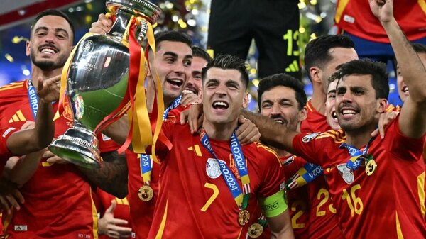 Versus / Dos jugadores de España fueron suspendidos por cánticos de tinte político