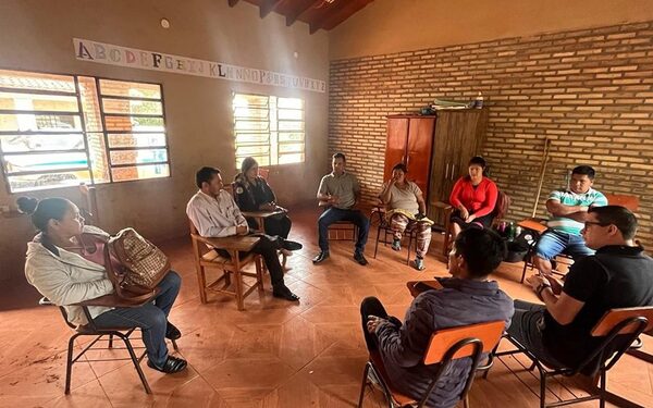 Minga Porã: director del Centro de Salud y líderes indígenas coordinan estrategias para fortalecer atención prenatal