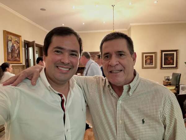 Diputado Rodrigo Gamarra, proponente de Comisión “Garrote”, se arrodilla ante Cartes - Política - ABC Color