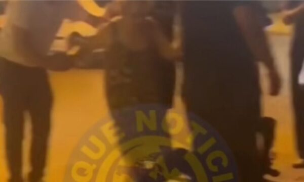 (VIDEO)Abuelita “justiciera” reventó a ladrón por robar en casas