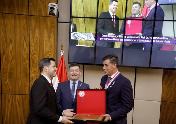 Ministro Ríos Ojeda fue distinguido con “Orden Nacional al Mérito Comuneros” en la Cámara de Diputados