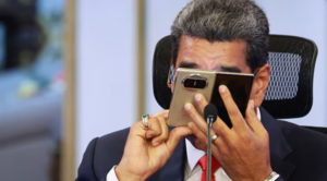 “¡Te fuiste, WhatsApp! ¡Pa’l c…rajo!”: Maduro desinstala la aplicación en vivo