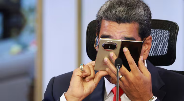 “¡Te fuiste, WhatsApp! ¡Pa’l c…rajo!”: Maduro desinstala la aplicación en vivo