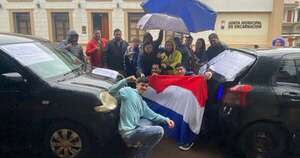 La Nación / Encarnación: pese a la lluvia, conductores de plataformas siguen manifestándose