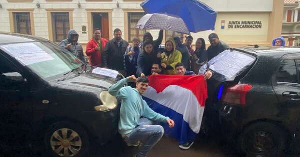 La Nación / Encarnación: pese a la lluvia, conductores de plataformas siguen manifestándose