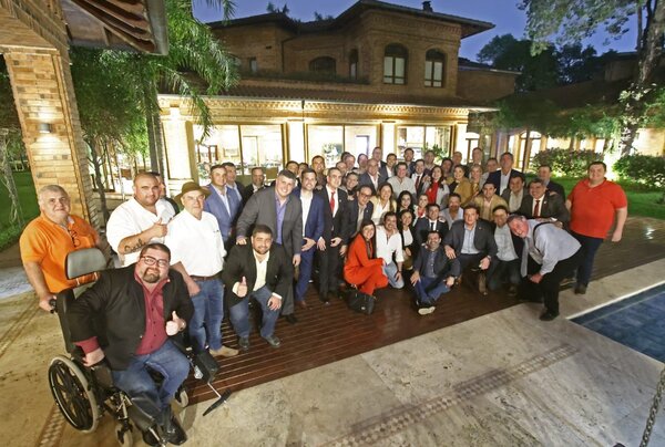 Horacio Cartes recibe apoyo de la bancada de Honor Colorado - trece