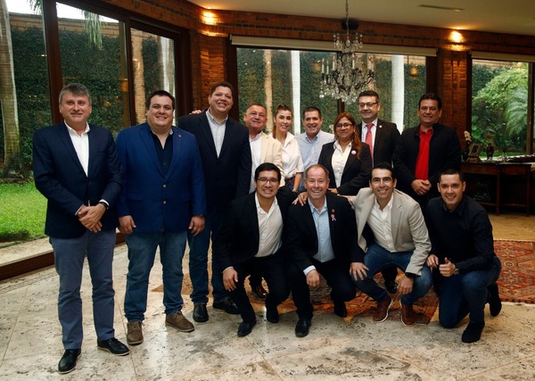 Gobernadores colorados expresan apoyo a Horacio Cartes - ADN Digital