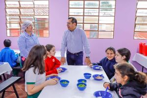 Hambre Cero: para corroborar alimentos que reciben los niños ministro de Desarrollo Social visitó escuelas - .::Agencia IP::.