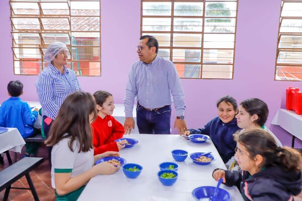 Hambre Cero: para corroborar alimentos que reciben los niños ministro de Desarrollo Social visitó escuelas - .::Agencia IP::.