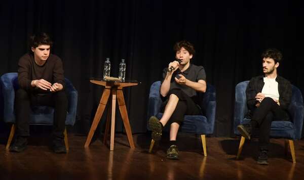 Así fue la charla de los actores de “La sociedad de la nieve” en Asunción - Cine y TV - ABC Color