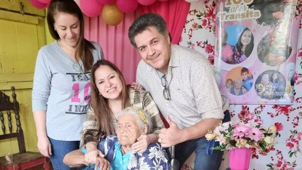 Médicos llevan serenata a paciente que cumplió 100 años