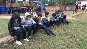 Alumnos de escuela de Capiatá almorzaron de pie, sobre troncos y otras formas por falta de comedor - Nacionales - ABC Color
