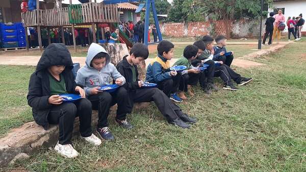 Alumnos de escuela de Capiatá almorzaron de pie, sobre troncos y otras formas por falta de comedor - Nacionales - ABC Color