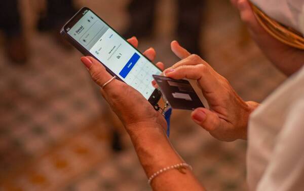 Usá tu celu para cobrar por solo 330 guaraníes al día
