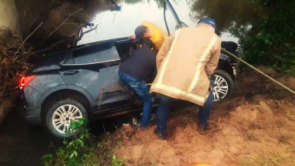 Gral. Caballero: director de IPS de Tebycuary resulta herido al caer a un arroyo con su camioneta - Nacionales - ABC Color