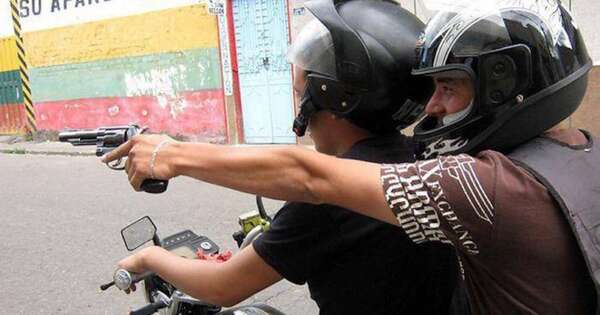 La Nación / CDE: armados y en moto interceptan a una mujer en túnel de Avda. Perú y le roban dinero