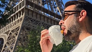 Oscar Pintos comiendo un sándwich frente la Torre Eiffel - Teleshow