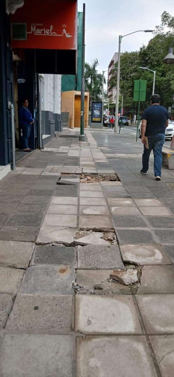 Veredas de la calle Palma vuelven a hundirse en zona de obras de ANDE - Economía - ABC Color
