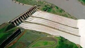 Producción de energía de Itaipú cae 19% a julio y el consumo sube 14%
