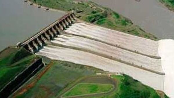 Producción de energía de Itaipú cae 19% a julio y el consumo sube 14%